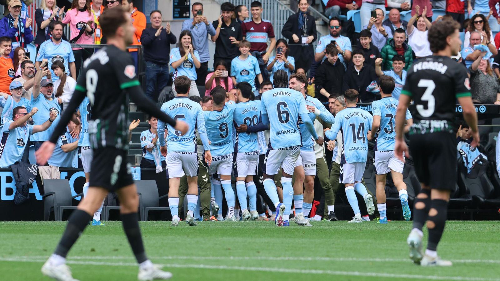 Els jugadors del Celta celebren un dels gols