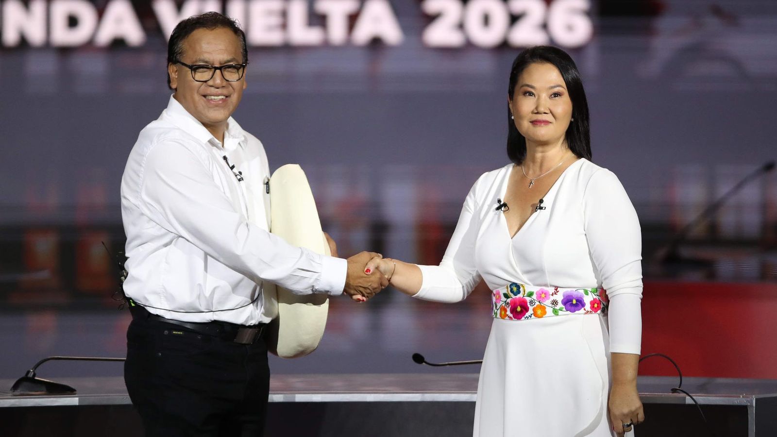 Els candidats Roberto Sánchez i Keiko Fujimori durant el debat presidencial