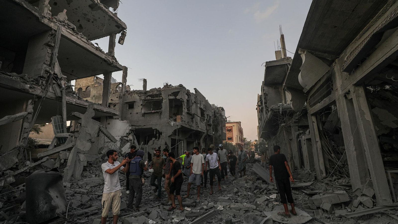 Els gazians comproven els danys de l'últim bombardeig a l'oest de Gaza/ EFE