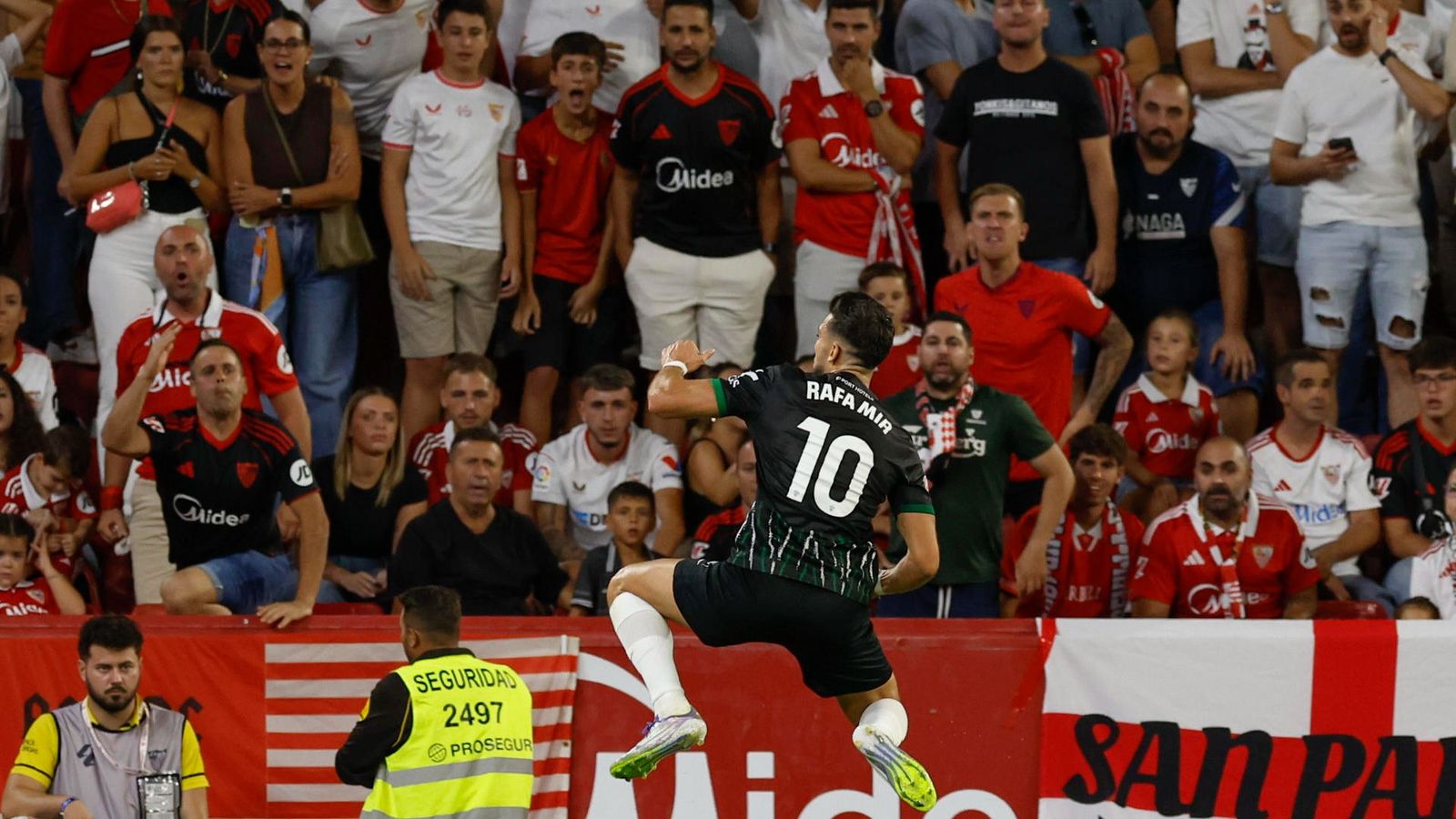 Rafa Mir celebra el gol