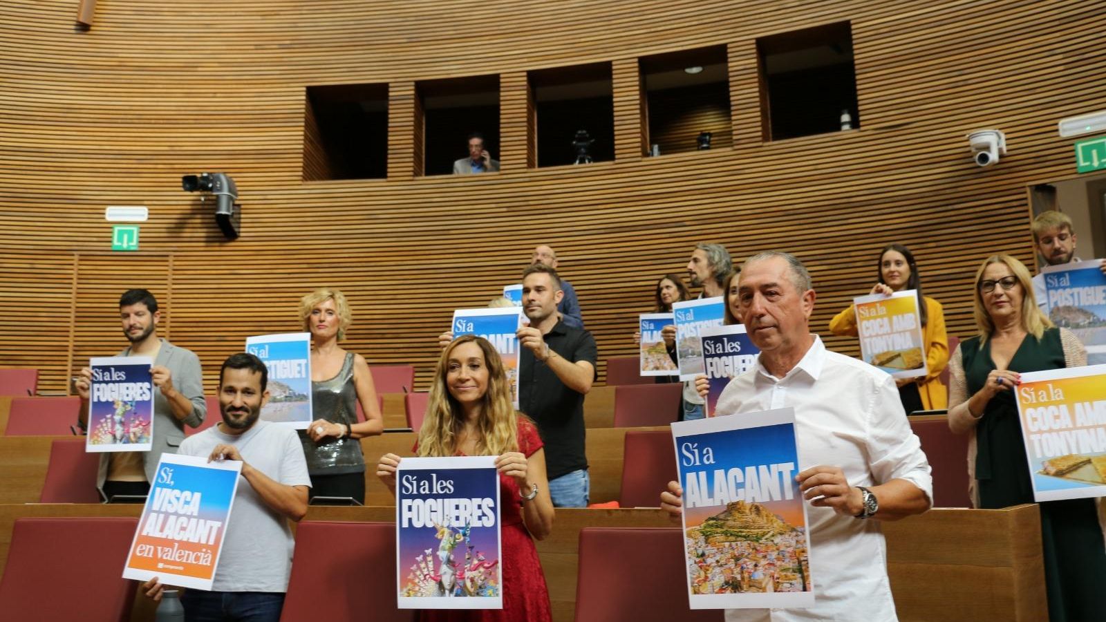 Protesta dels diputats de Compromís en les Corts
