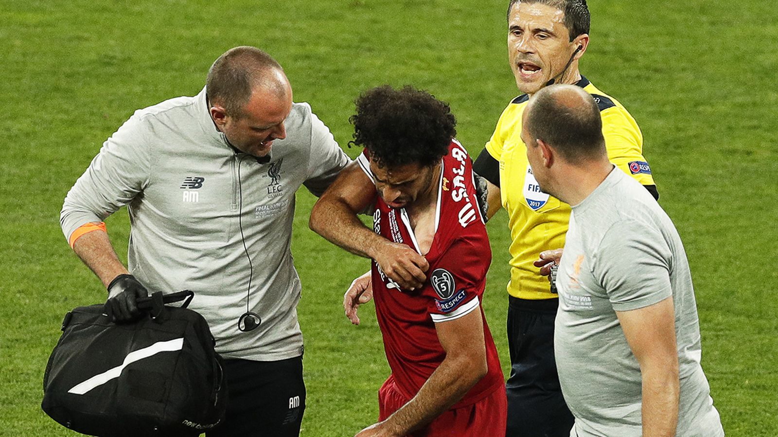 Rubén Pons atén Salah en la final de la Champions | EFE