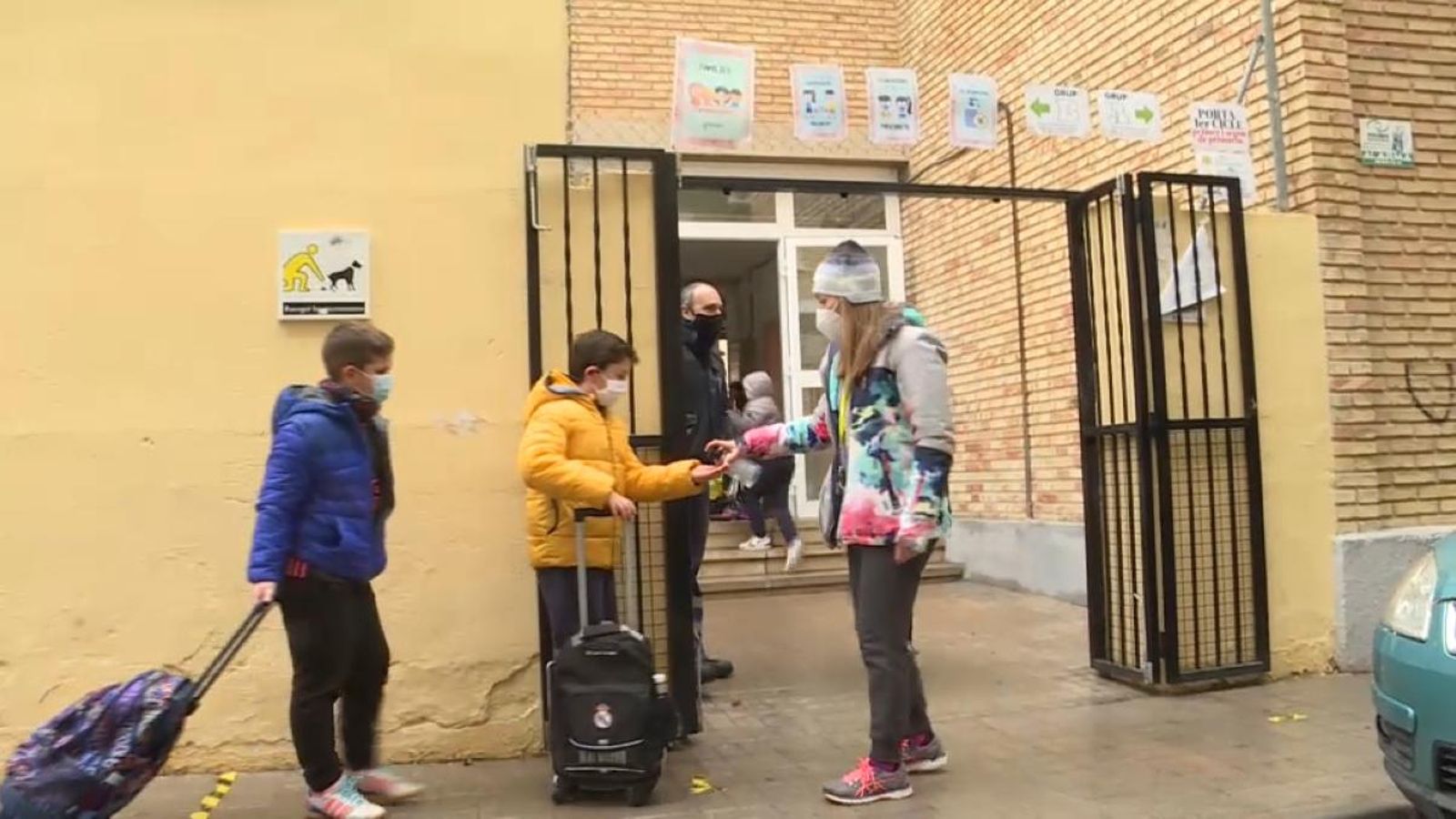 Alumnes entrant a un centre escolar de la Comunitat Valenciana