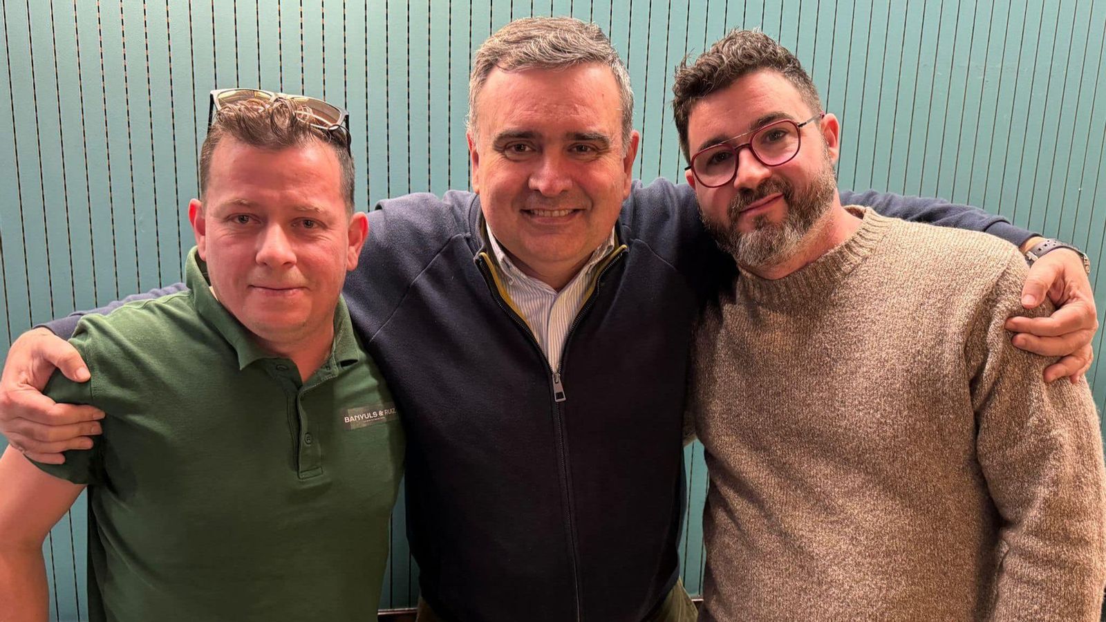 El president d'Exposició - Micer Mascó, al centre, amb els artistes Banyuls & Ruiz, que plantaran el monument de 2025