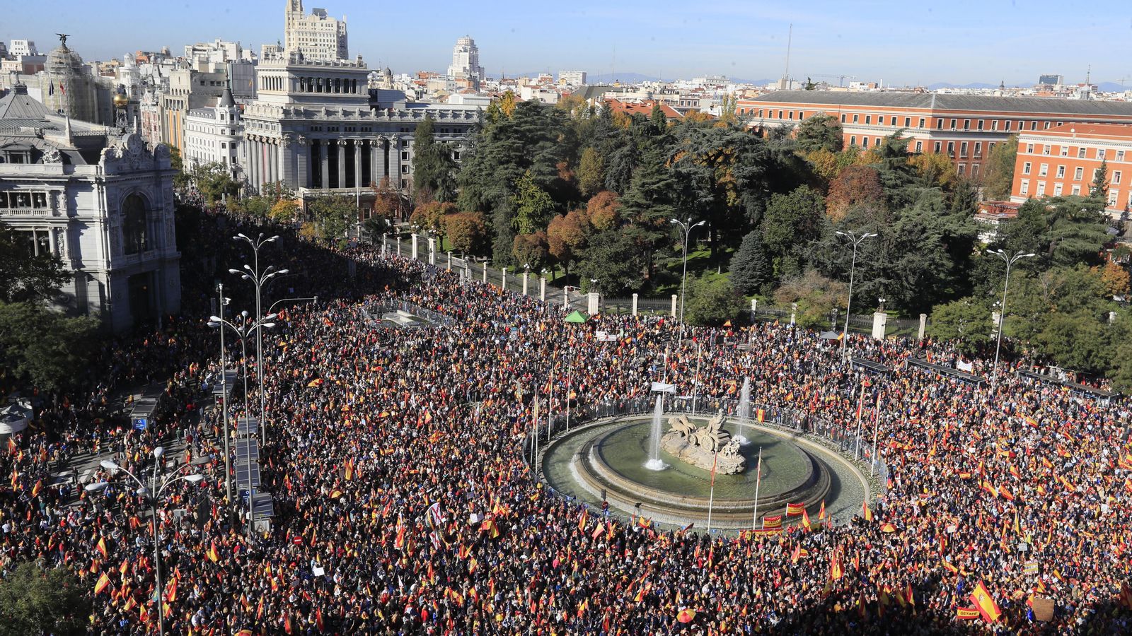 Manifestació multitudinària contra l'amnistia a la Plaça de Cibeles de Madrid