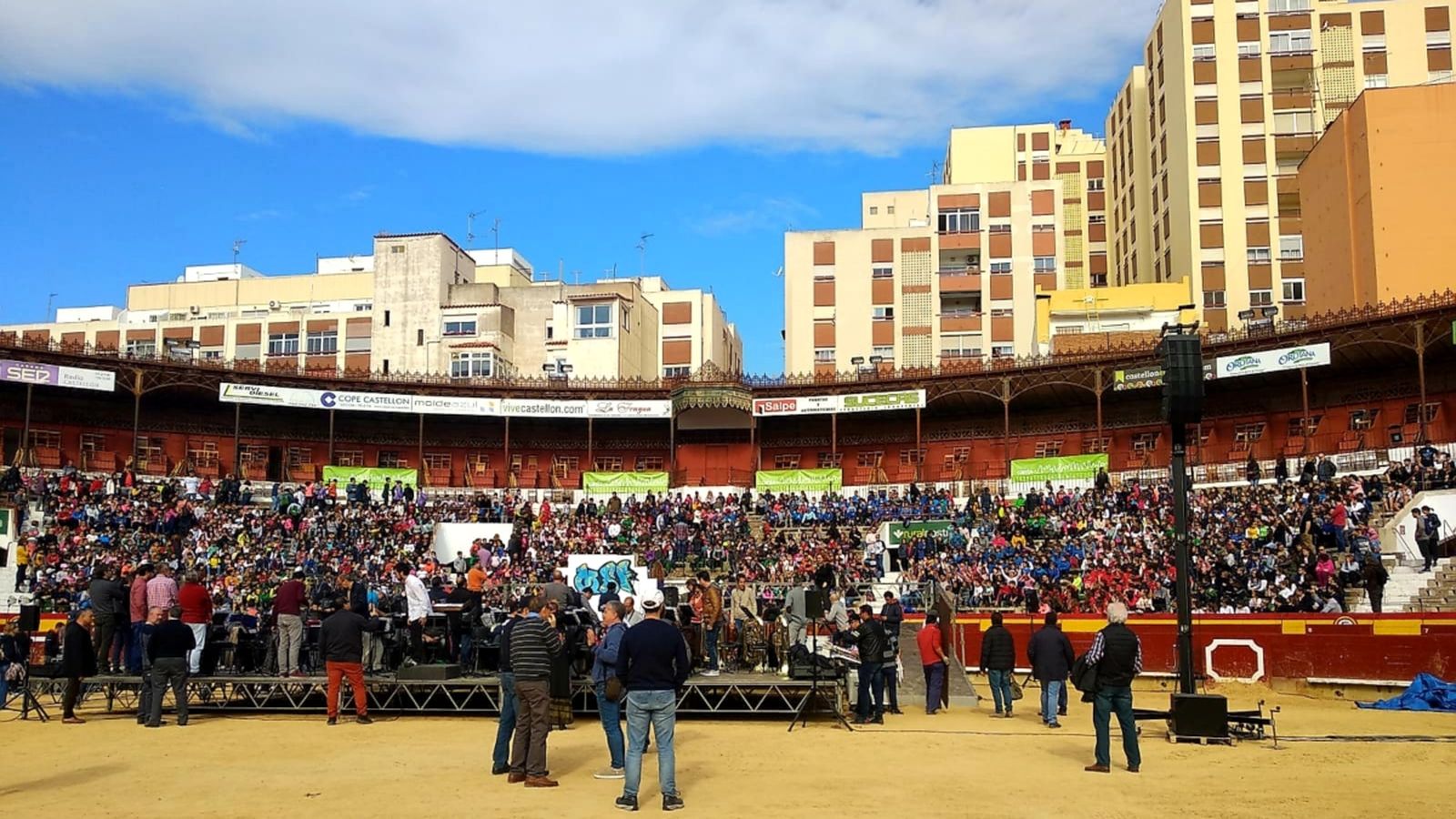 Els escolars assagen l'actuació que es farà demà dissabte a la plaça de bous de Castelló.