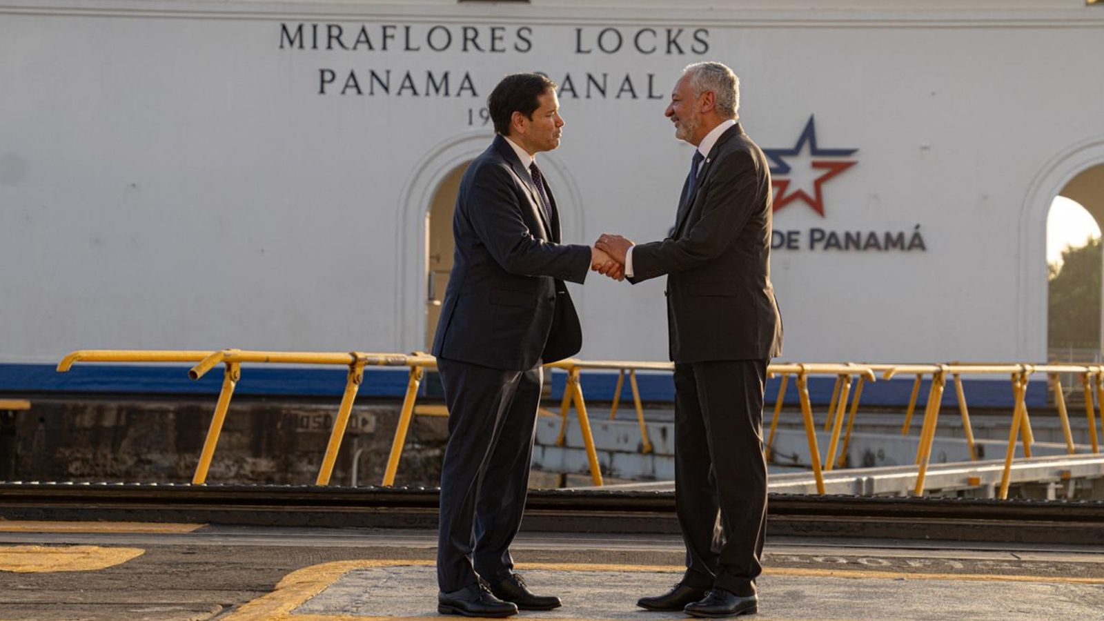 El secretari d'Estat dels Estats Units, Marcos Rubio, saluda a l'administrador del Canal de Panamà, Ricaurte Vásquez, a Panamà.