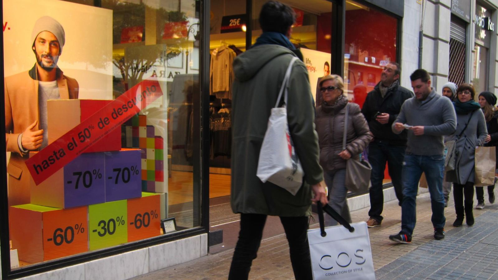 Imatge d'arxiu d'un carrer comercial en període de rebaixes