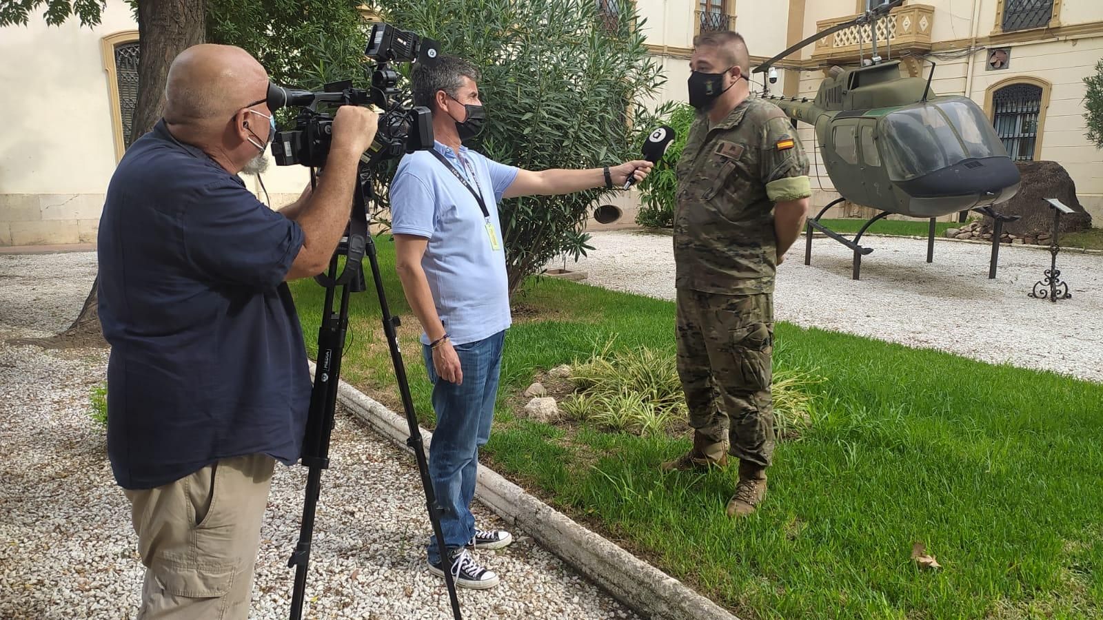 El brigada Rafael Mompel, entrevistat per un equip d'À Punt