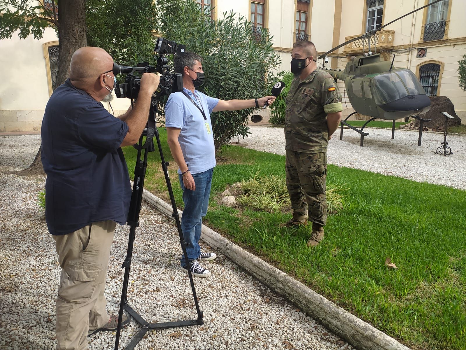 El brigada Rafael Mompel, entrevistat per un equip d'À Punt