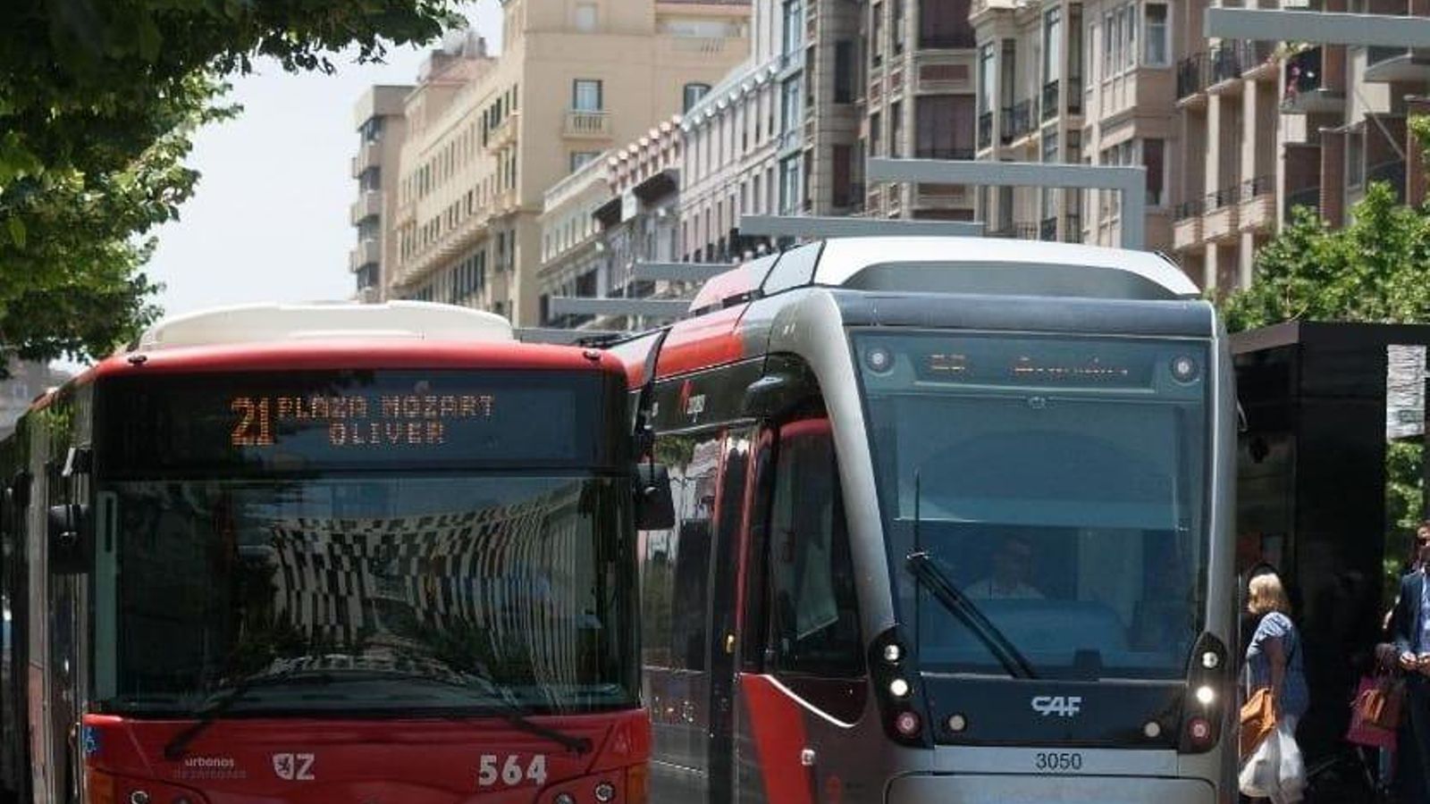 Un carrer de Saragossa i transport públic