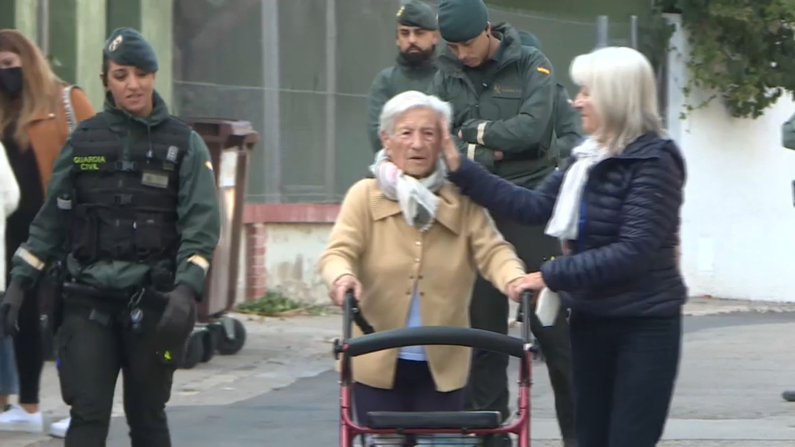La Guàrdia Civil escorta una de les internes de la residència desnonada a l'Eliana