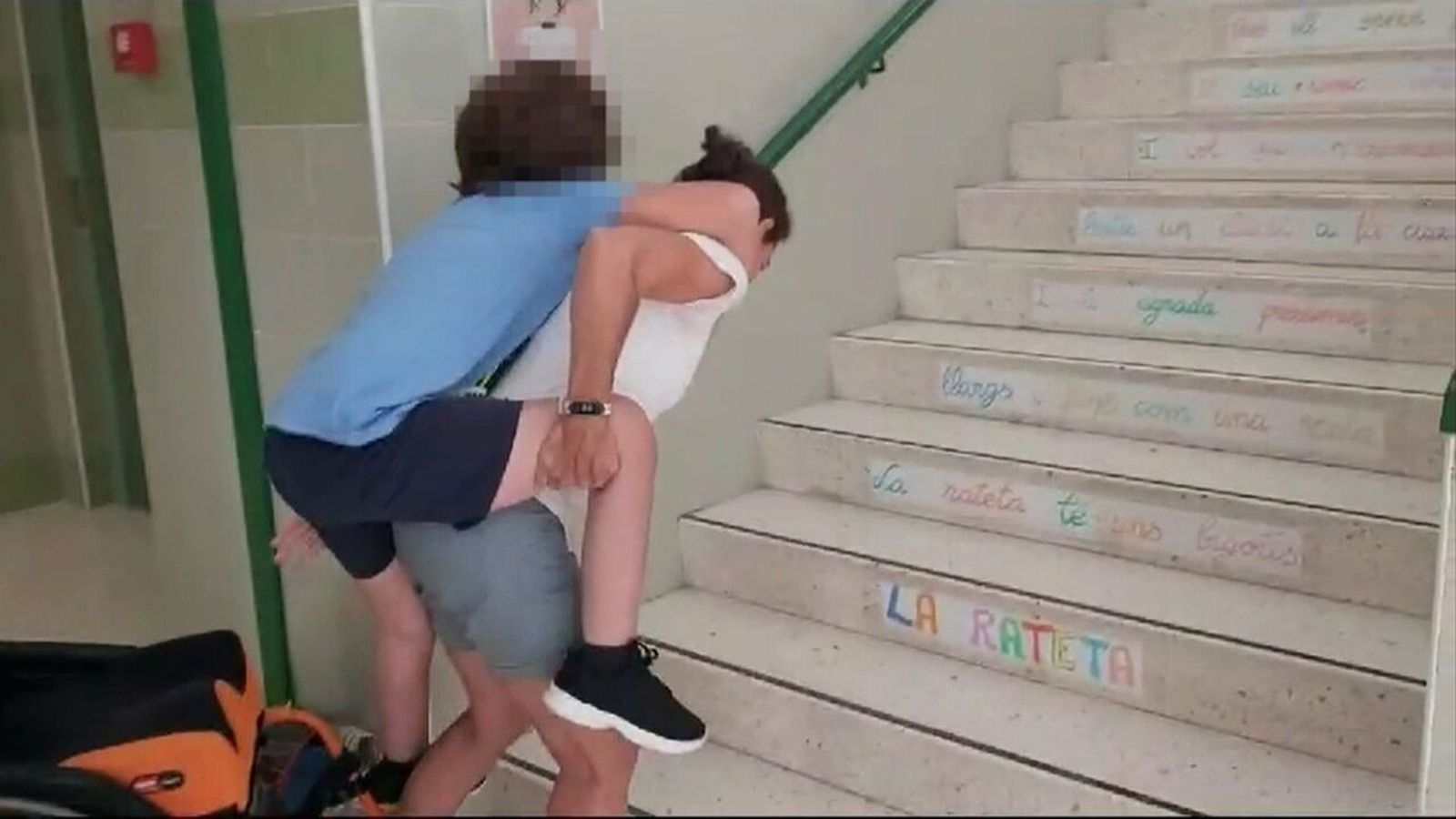 Mare del xiquet de l'escola sense ascensor
