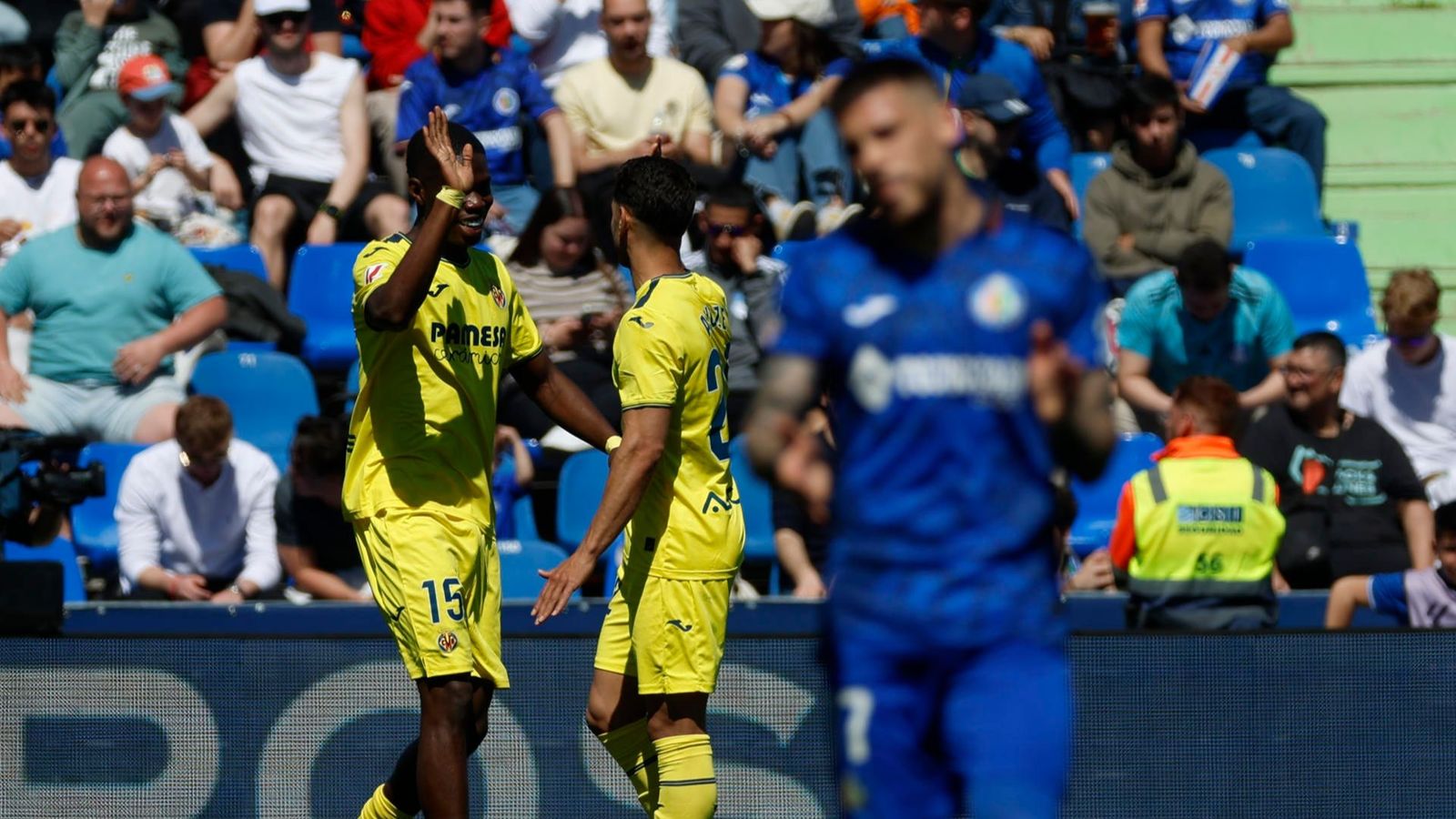 Barry y Ayoze celebren un gol