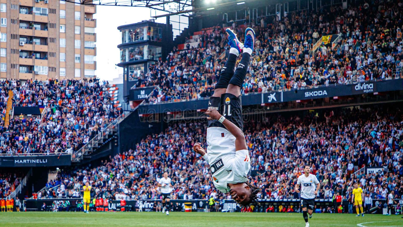 Ramazani ha marcat el primer gol del partit i ho ha celebrat així, amb volantins