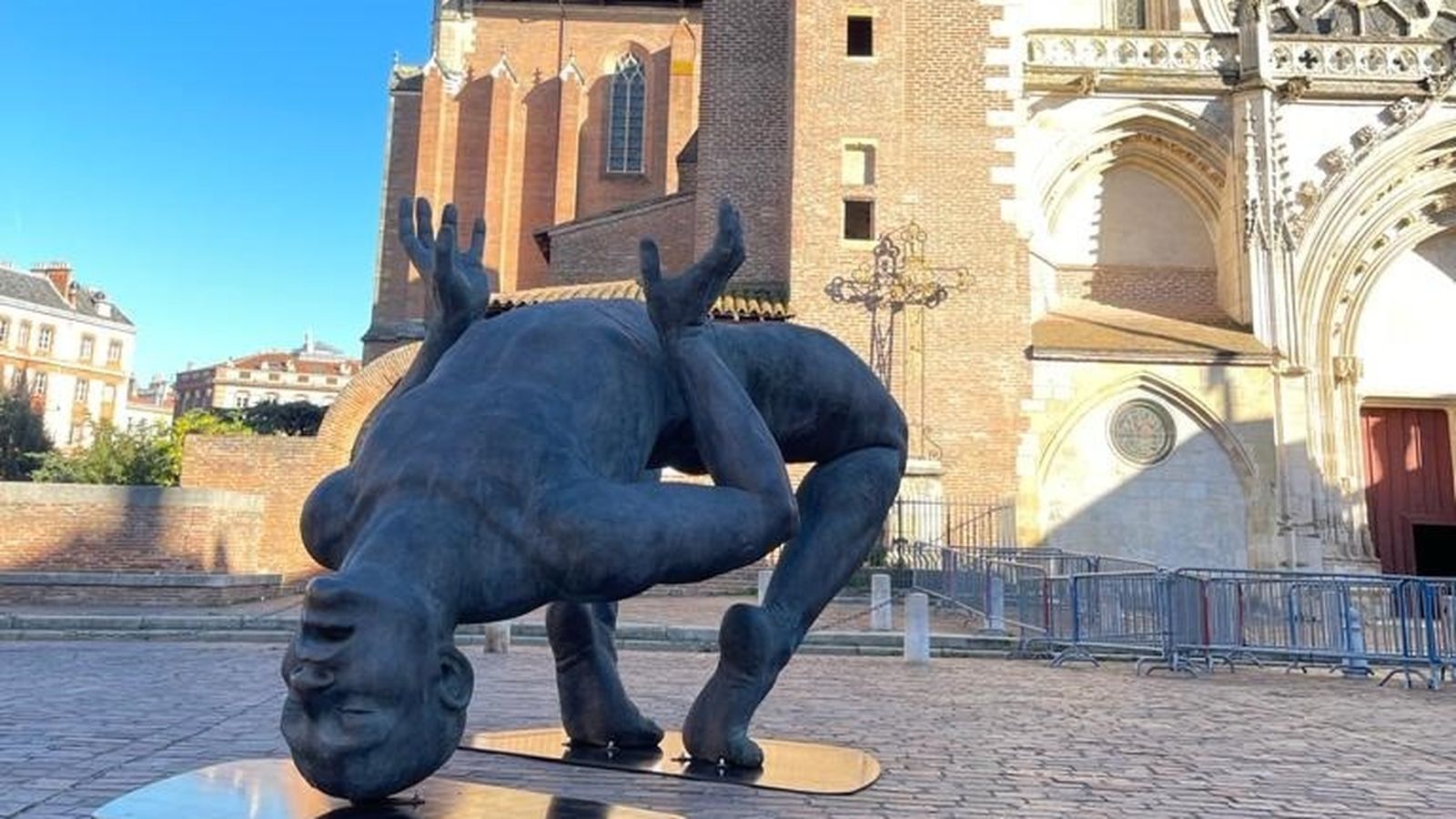 L'escultura 'Gegant de sal' davant de la catedral de Tolosa a França