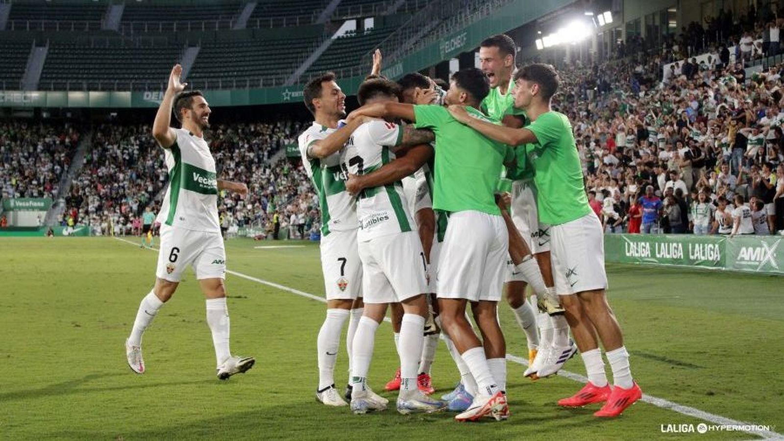 Els jugadors de l'Elx celebren el gol del triomf