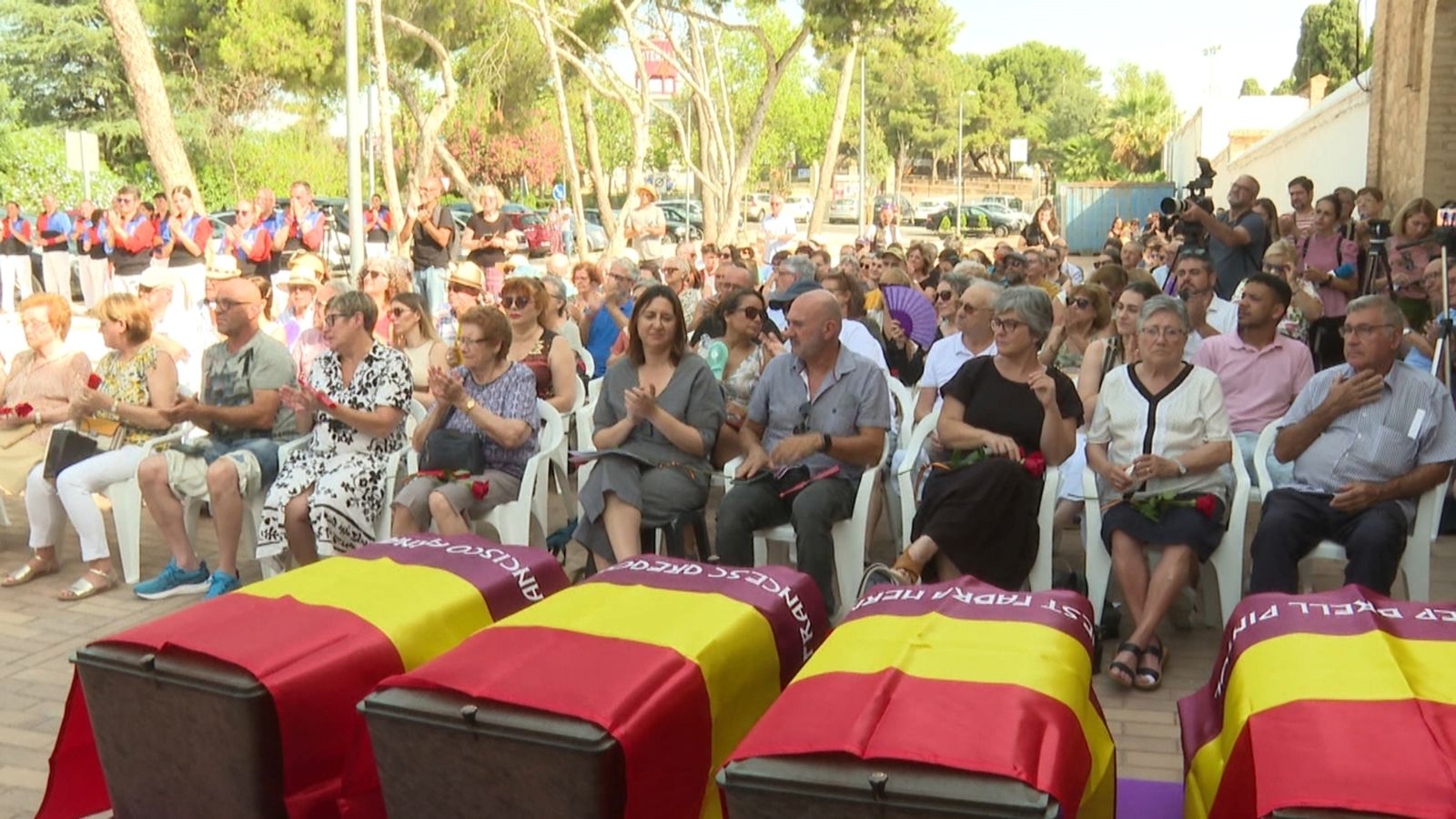 Familiars dels quatre afussellats reben les restes en un acte a Paterna