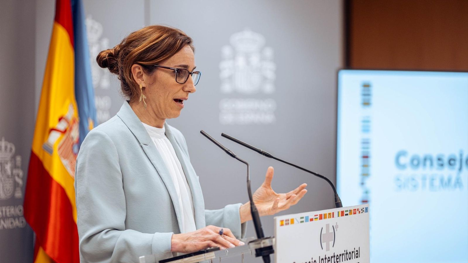 La ministra de Sanitat, Mónica García, intervé en una reunió del Consell Interterritorial de Salut el passat febrer (arxiu)