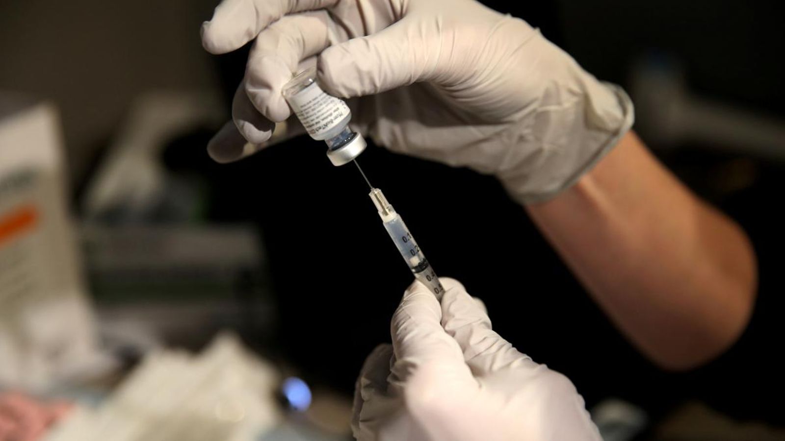 Un sanitari prepara la vacuna a Boston (EUA)