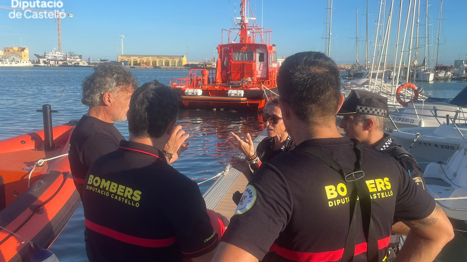 Efectius de bombers de Castelló preparen amb Salvament Marítim i Guàrdia Civil el rescat del cos Efectius de bombers de Castelló preparen amb Salvament Marítim i Guàrdia Civil el rescat del cos