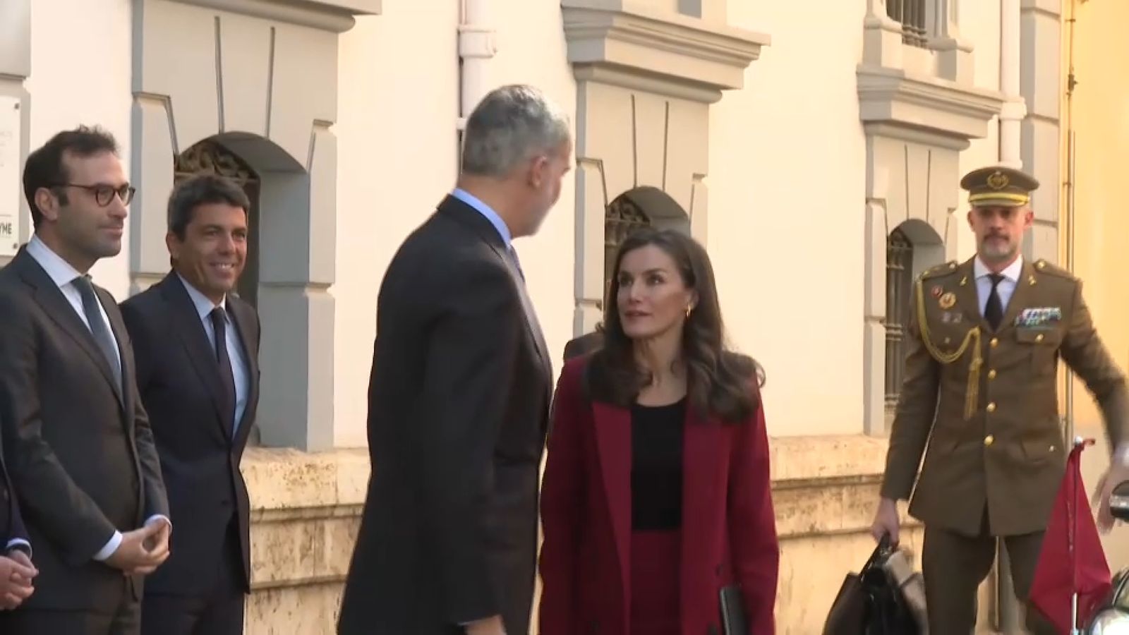 Els reis, en arribar a València, on els esperava el ministre Cuerpo i el president Mazón