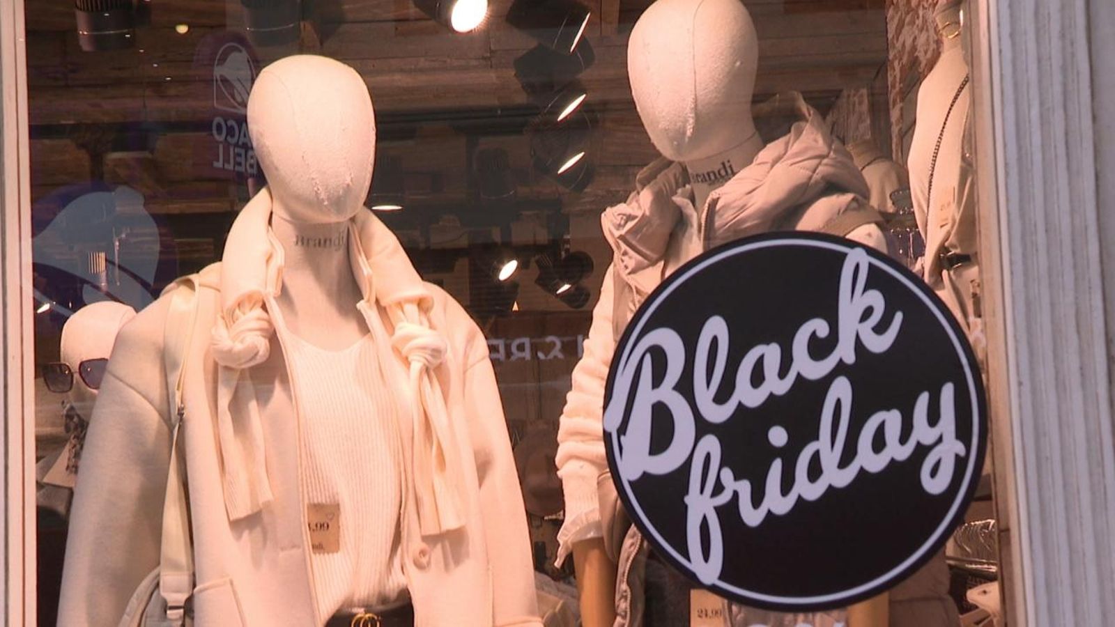 Una botiga ofereix ofertes del Black Friday, en una imatge d'arxiu