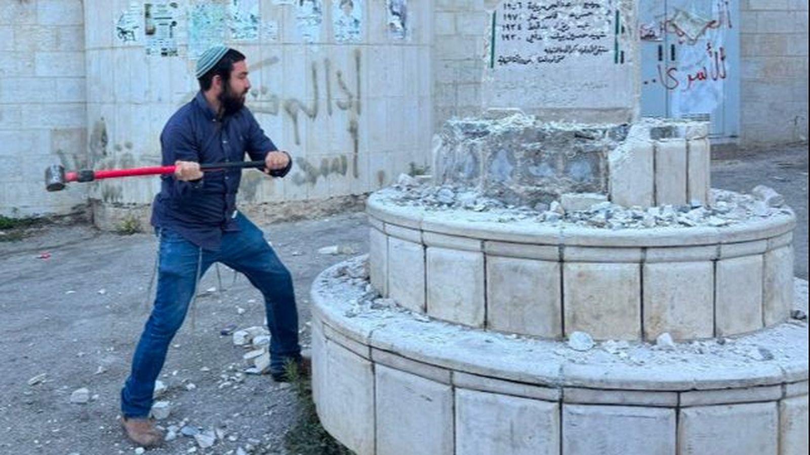 El parlamentari ultra, Tzvi Sukkot, colpeja amb una maça el monument palestí en una imatge penjada per ell mateix a X
