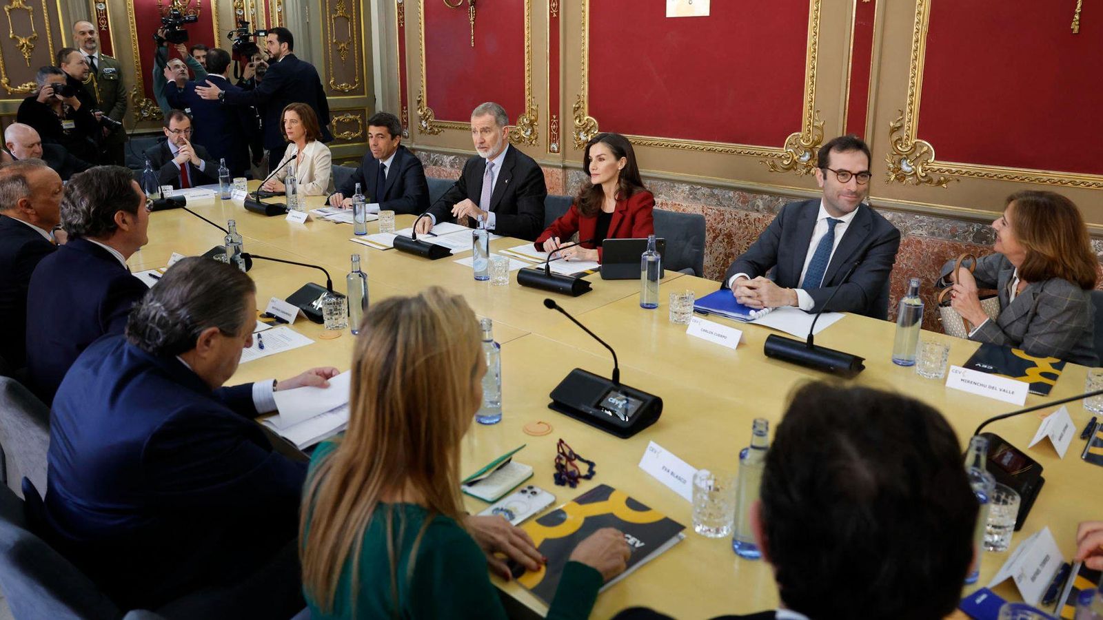 Els reis han presidit la reunió que s'ha celebrat entre representants polítics i entitats socials a València
