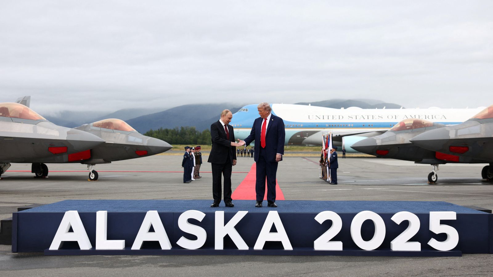 Donald Trump va a donar la mà al president rus, Vladímir Putin