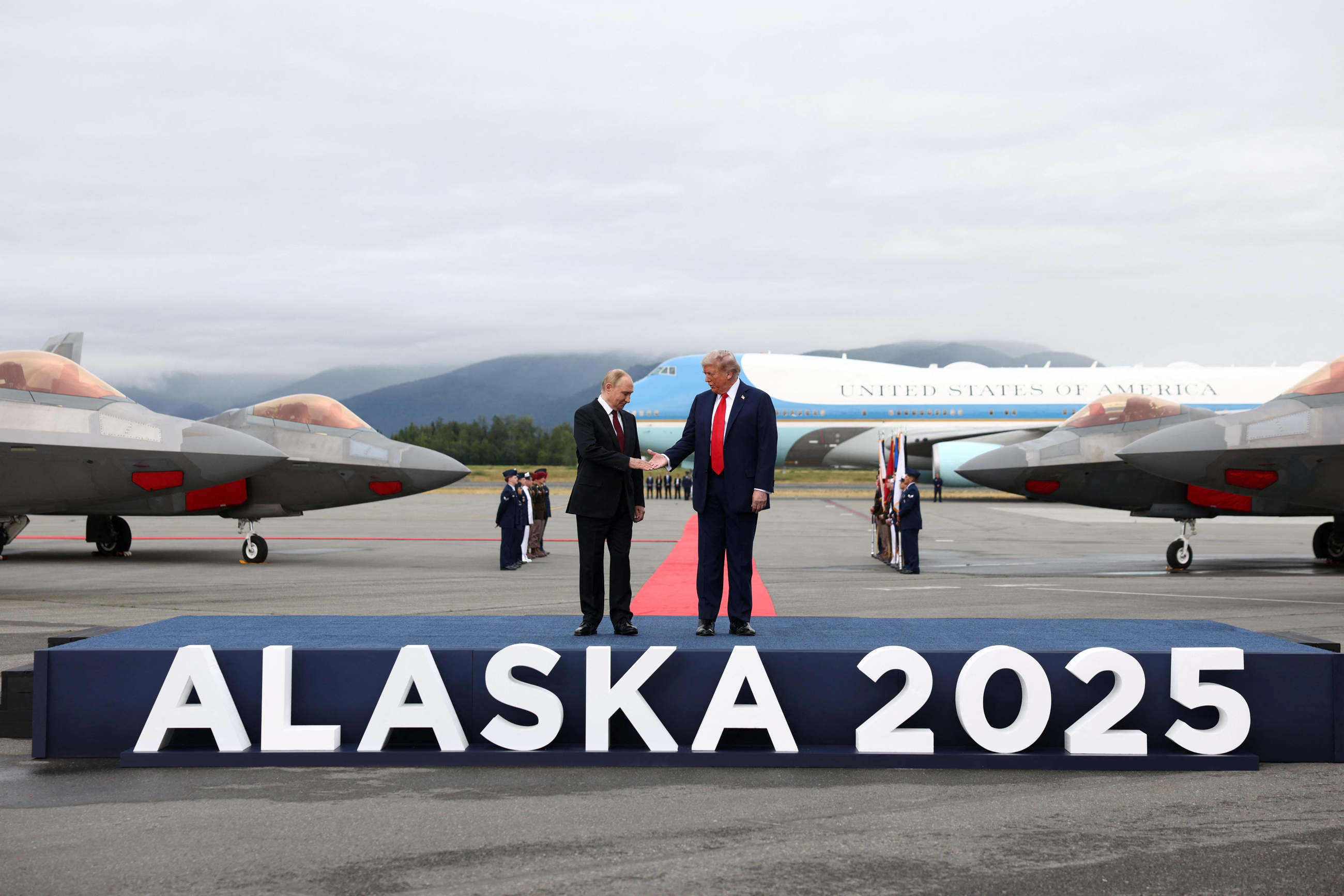 Donald Trump va a donar la mà al president rus, Vladímir Putin