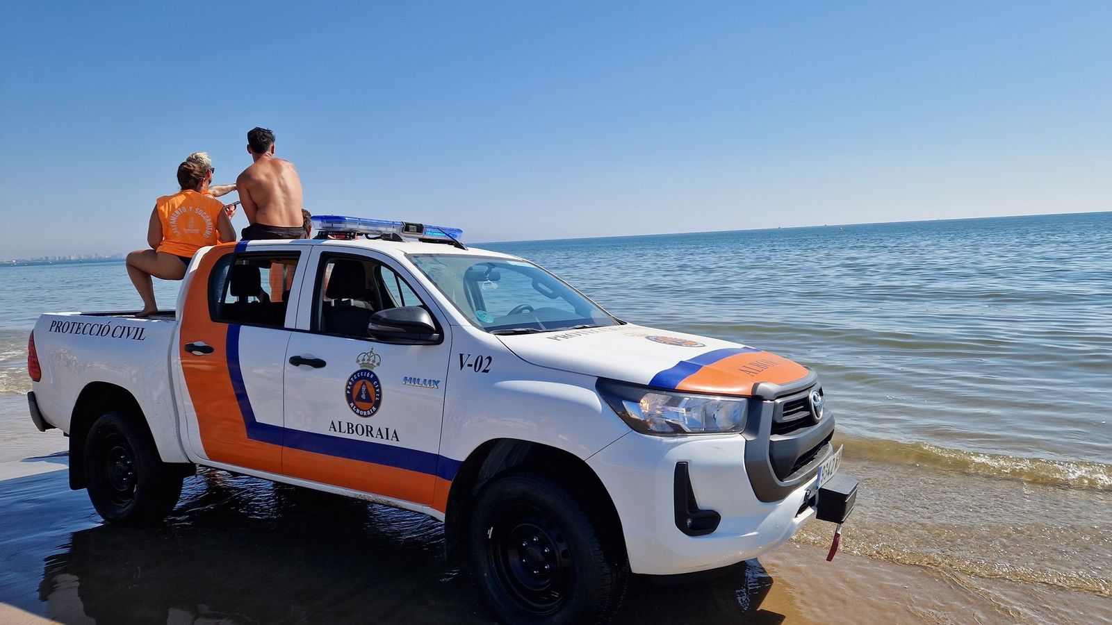 Diferents serveis de vigilància treballen de manera coordinada per garantir la seguretat davant l'albirament d'aquest tauró.