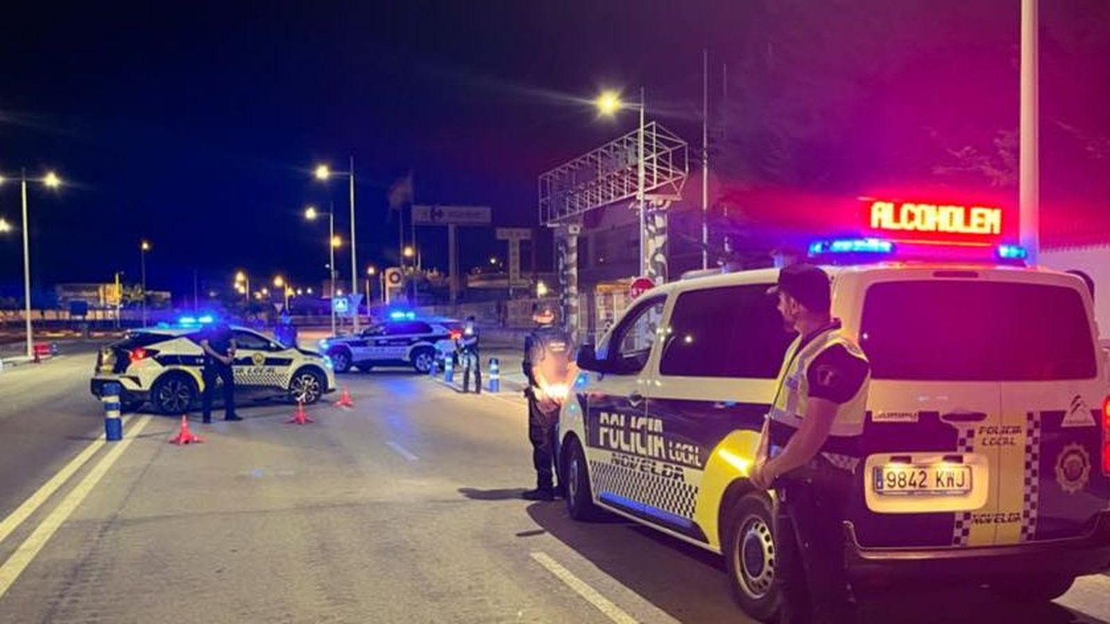 Control policial nocturn a Novelda en una imatge d'arxiu