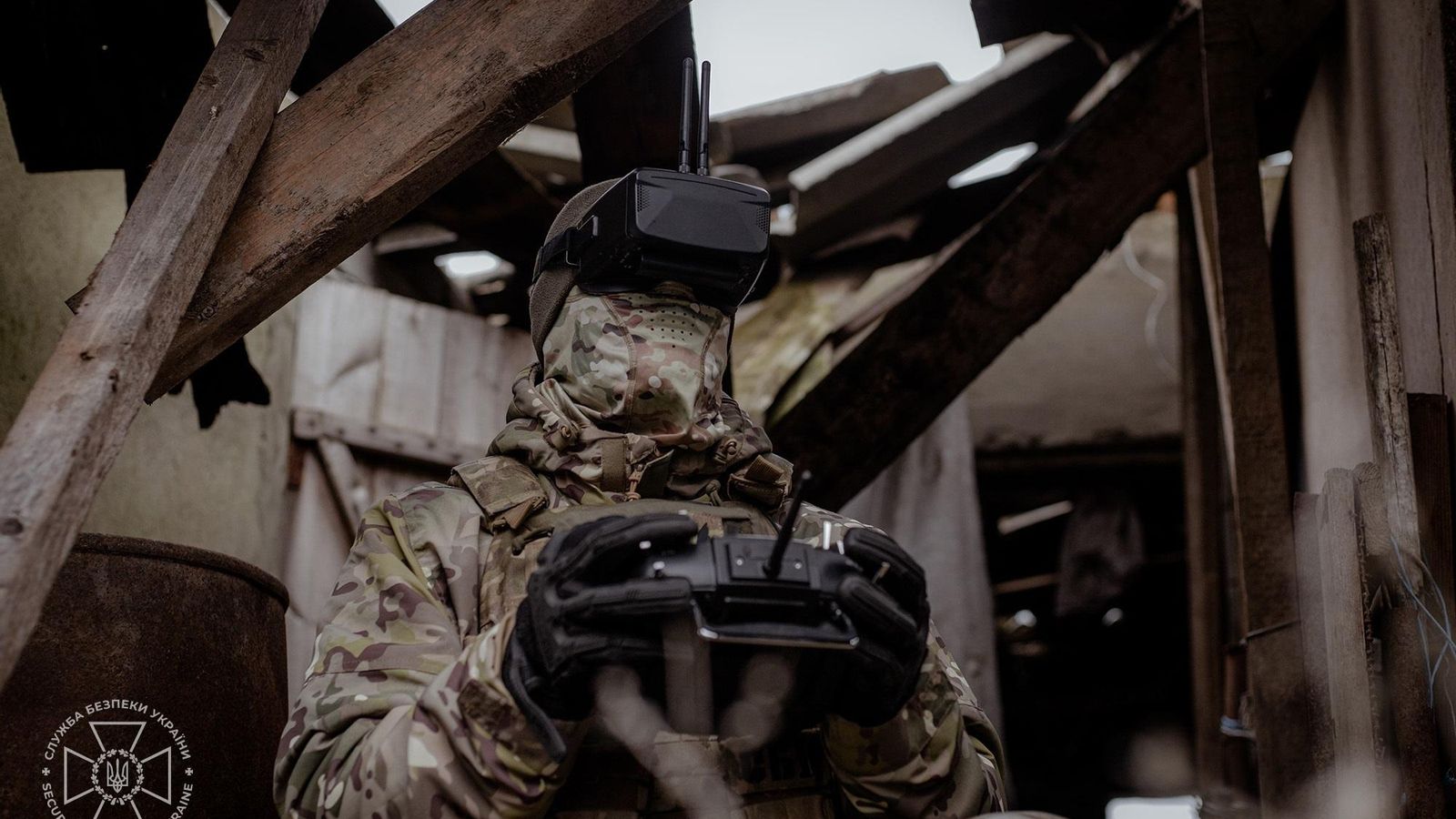 Un soldat ucraïnés guia un dron en la guerra de Rússia contra Ucraïna