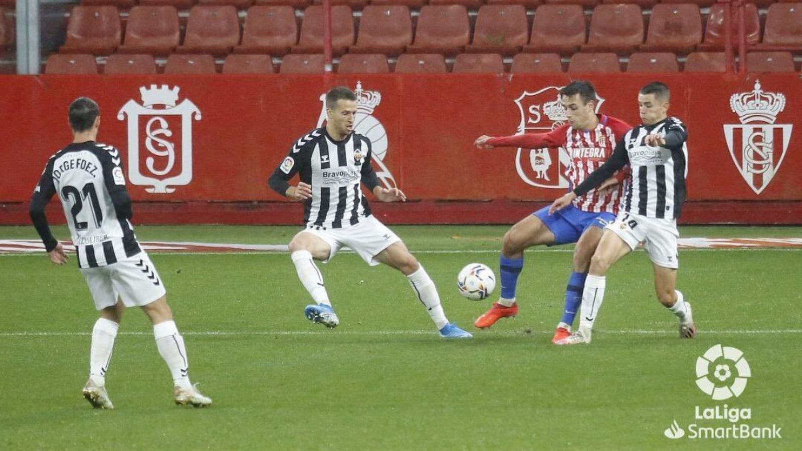 Álvaro Fidalgo lluita per la pilota en el partit contra el Sporting