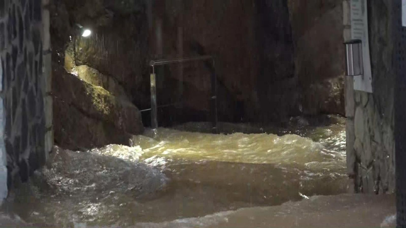 Les fortes pluges desborden d’aigua les coves de Sant Josep