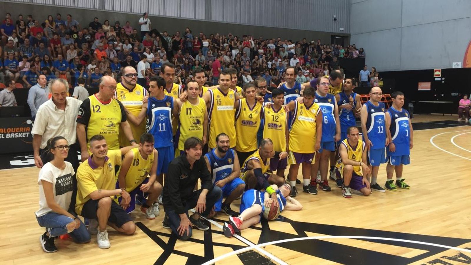Els jugadors de l'Aderes de Burjassot, amb els actors de la pel·lícula 'Campeones'