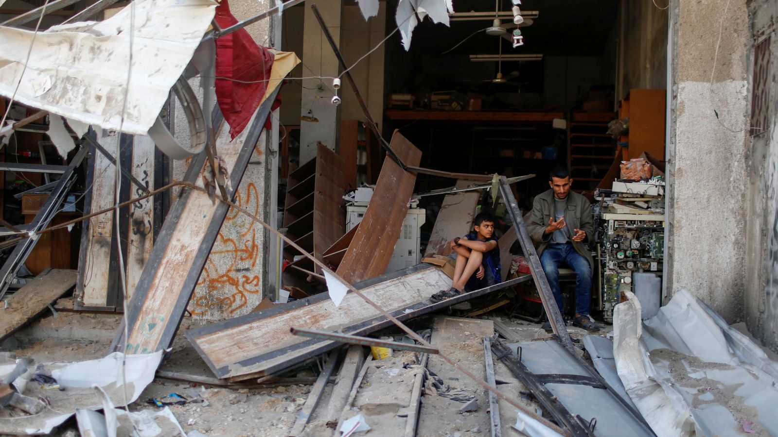 Dos palestins contemplen els enderrocs causats per un dels bombardeigs aeris d'Israel