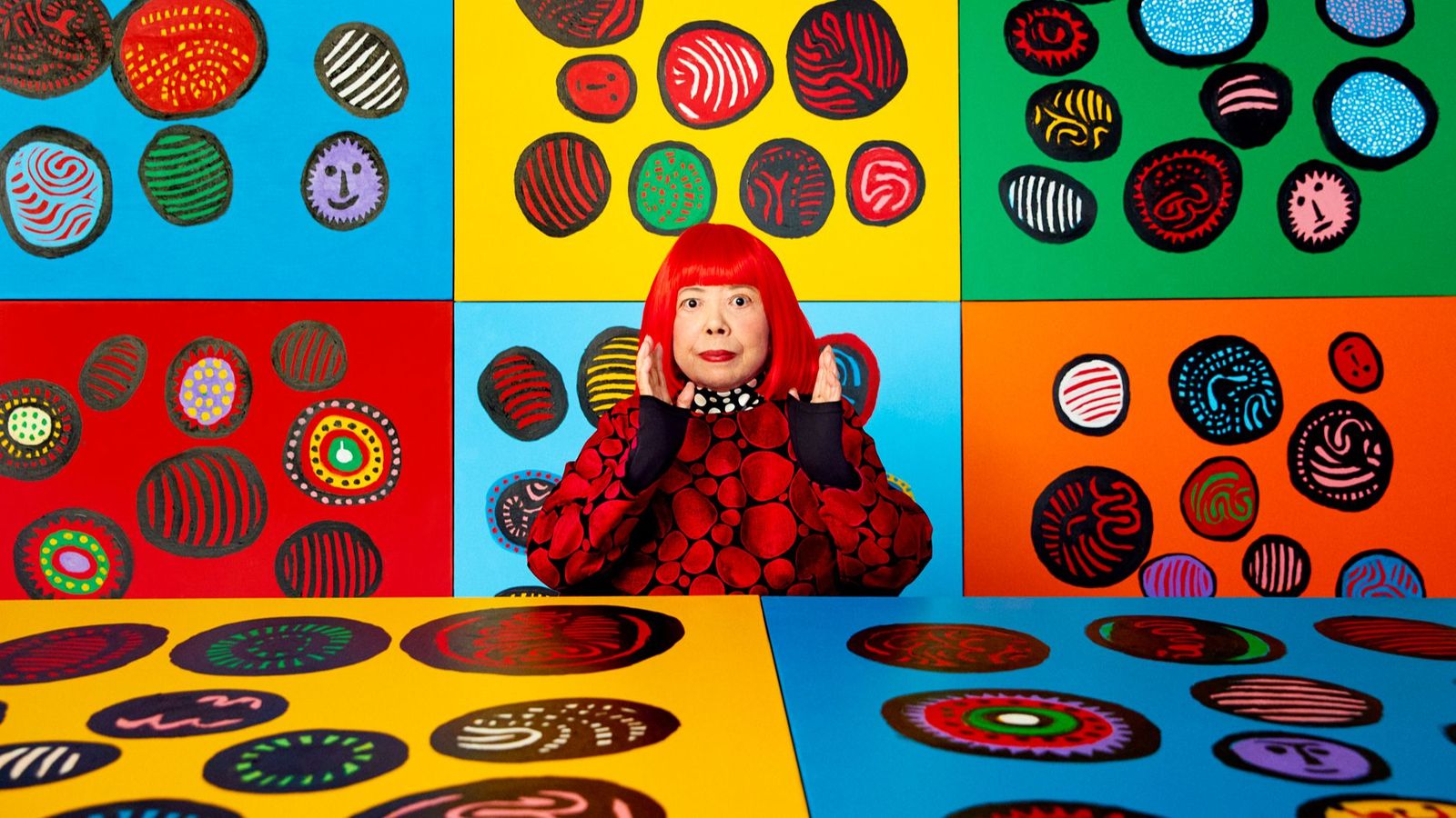 Kusama, envoltada de les seues acolorides creacions