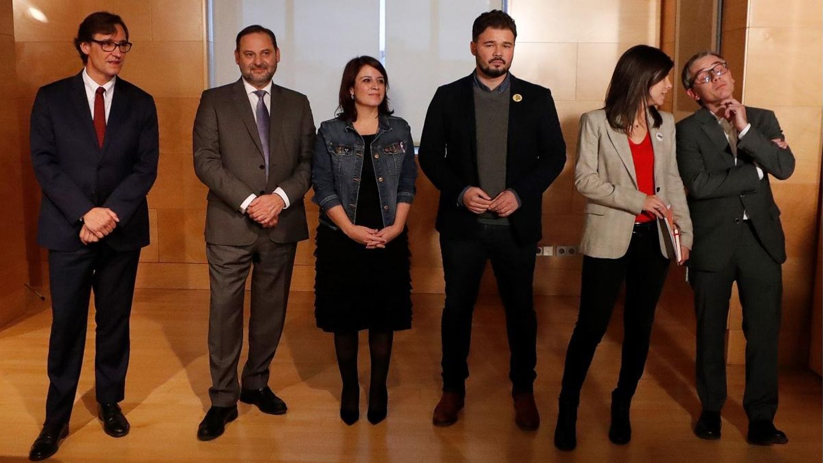 Les delegacions del PSOE, a l’esquerra, i d’ERC abans de començar la reunió d’aquesta vesprada al Congrés