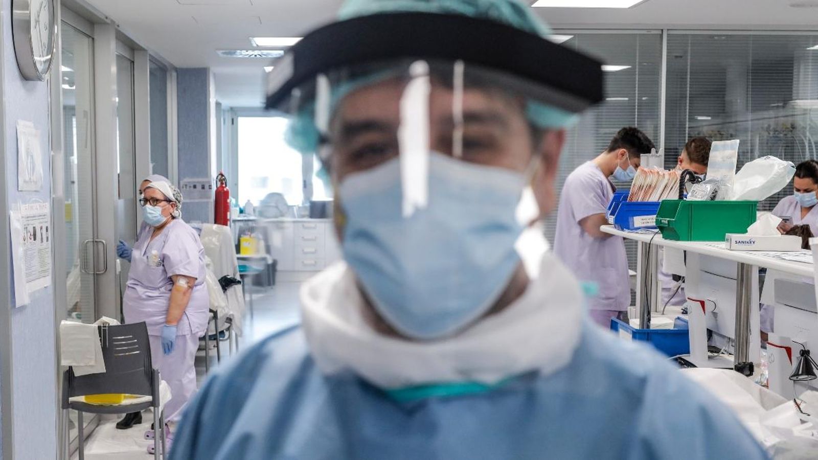 Un treballador sanitari, a l'hospital Arnau de Vilanova