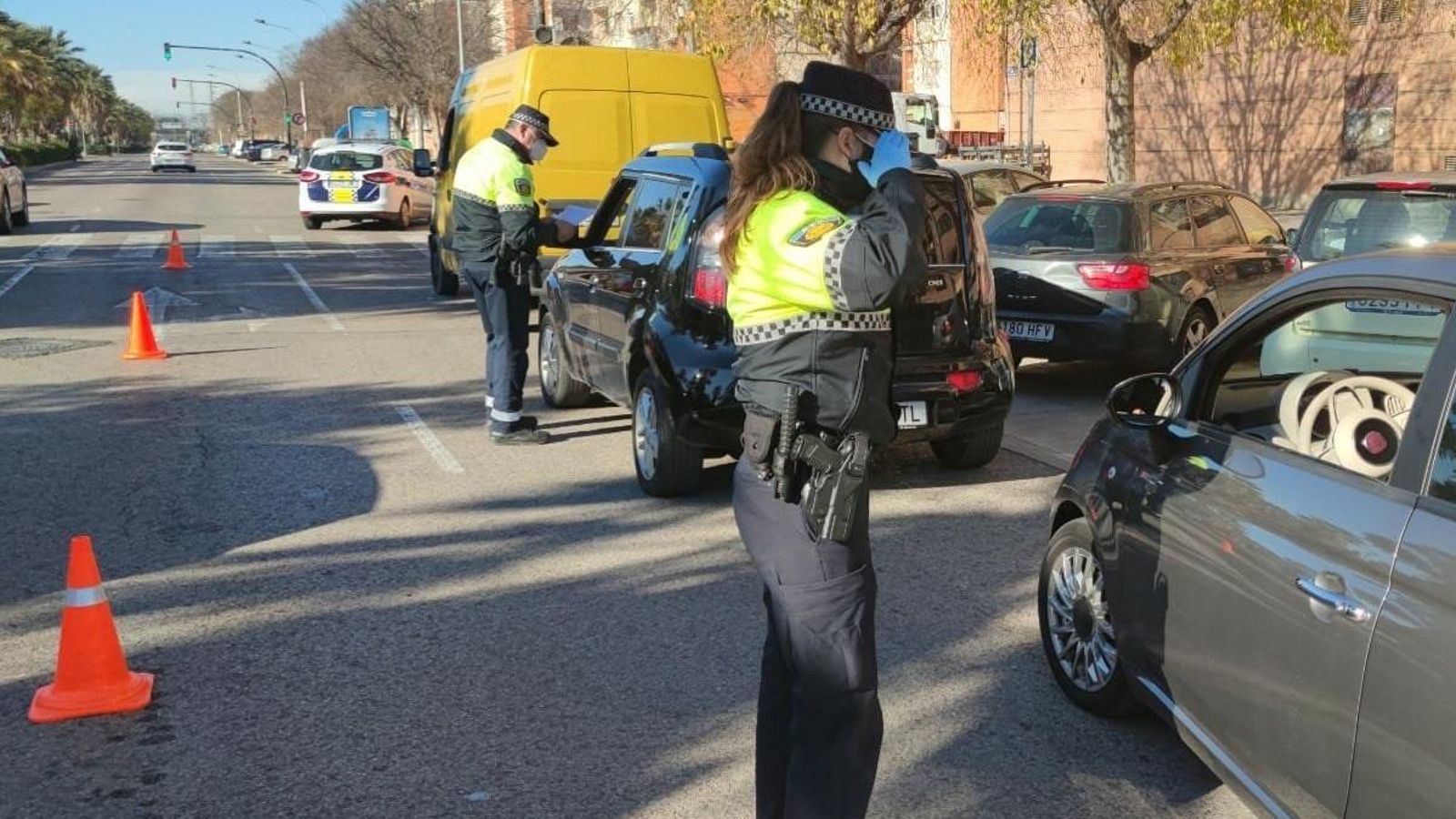 Imatge d'un control de la Policia Local de València en els accessos a la ciutat