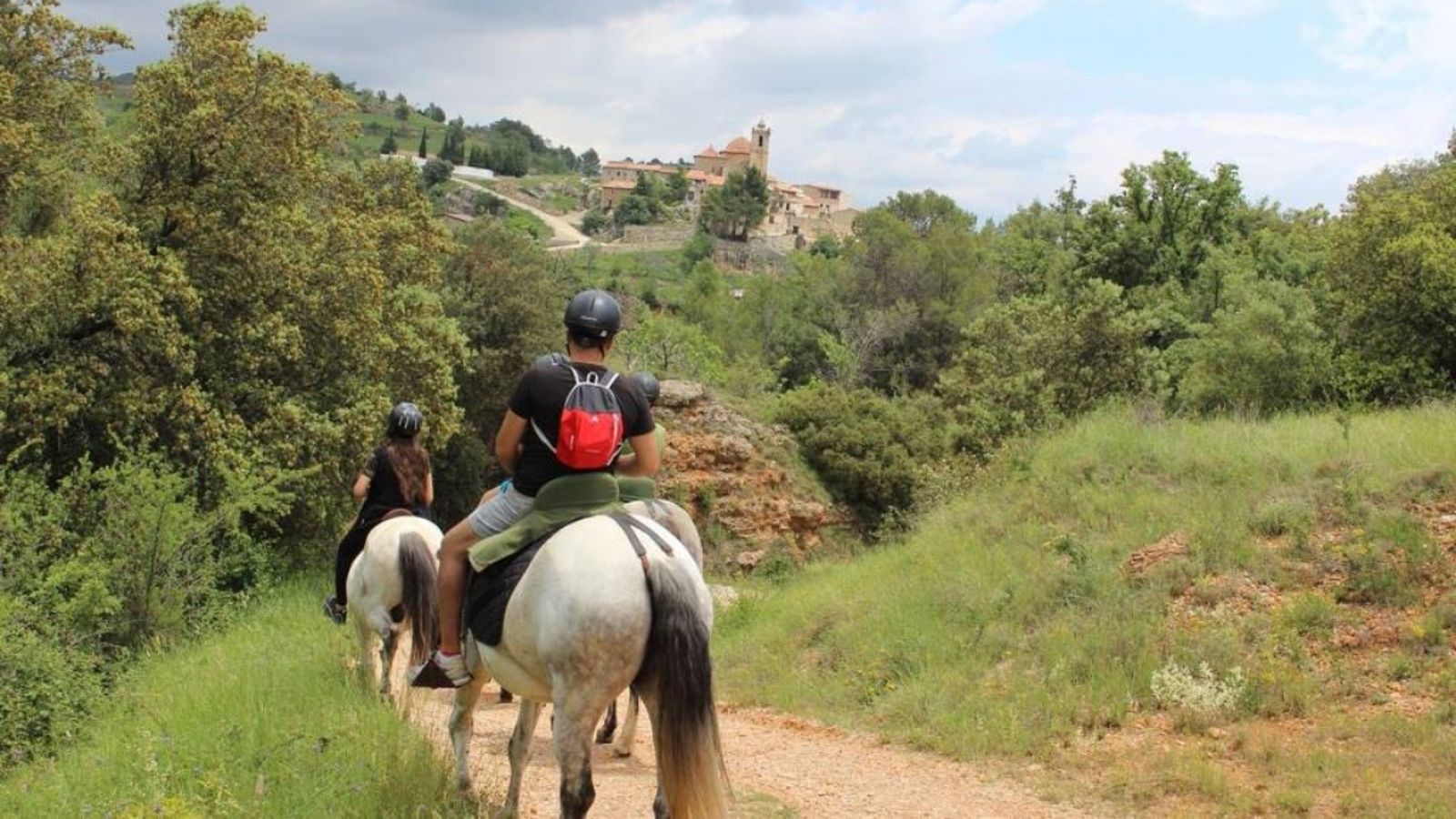 Entre les activitats hi ha rutes a cavall.