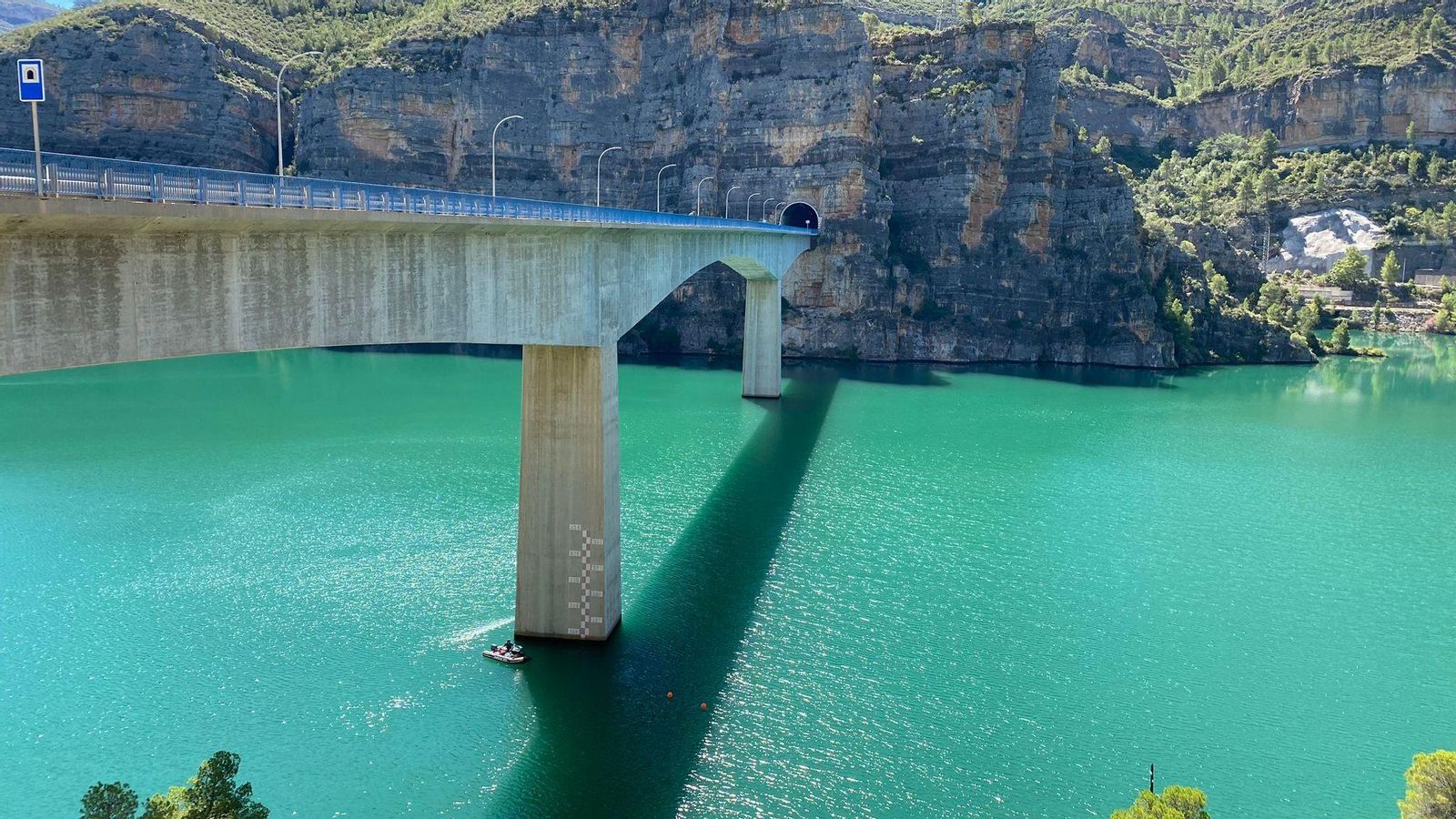 Pont sobre l'embassament de Cortes de Pallars des d'on es va llançar l'home diumenge i que este dimarts rastrejava la Guàrdia Civil