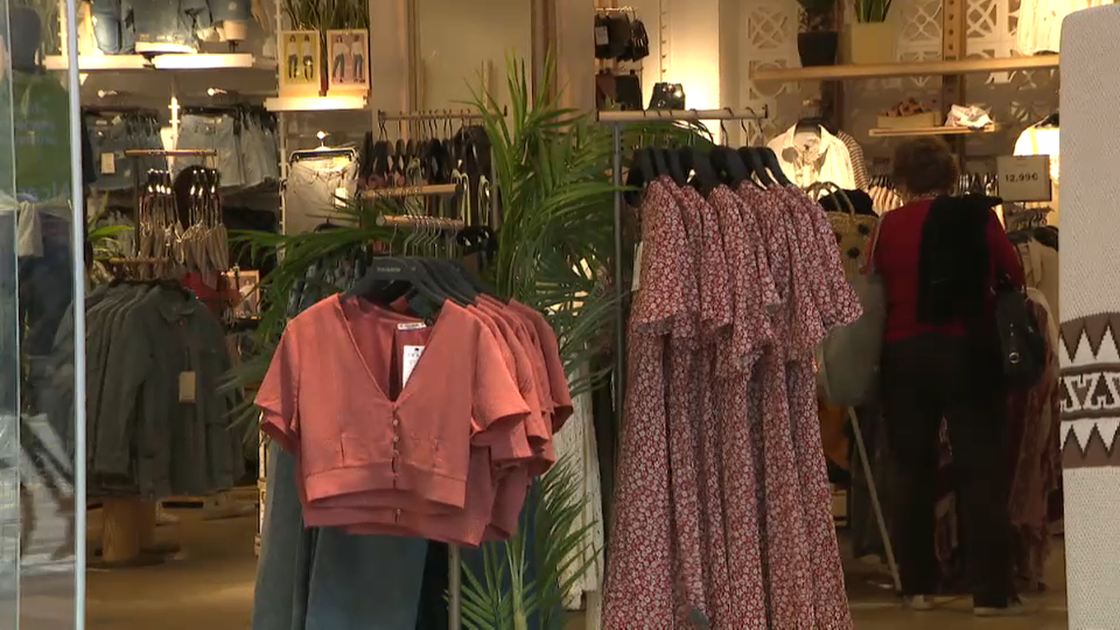 Una altra volta, polèmica amb els horaris comercials