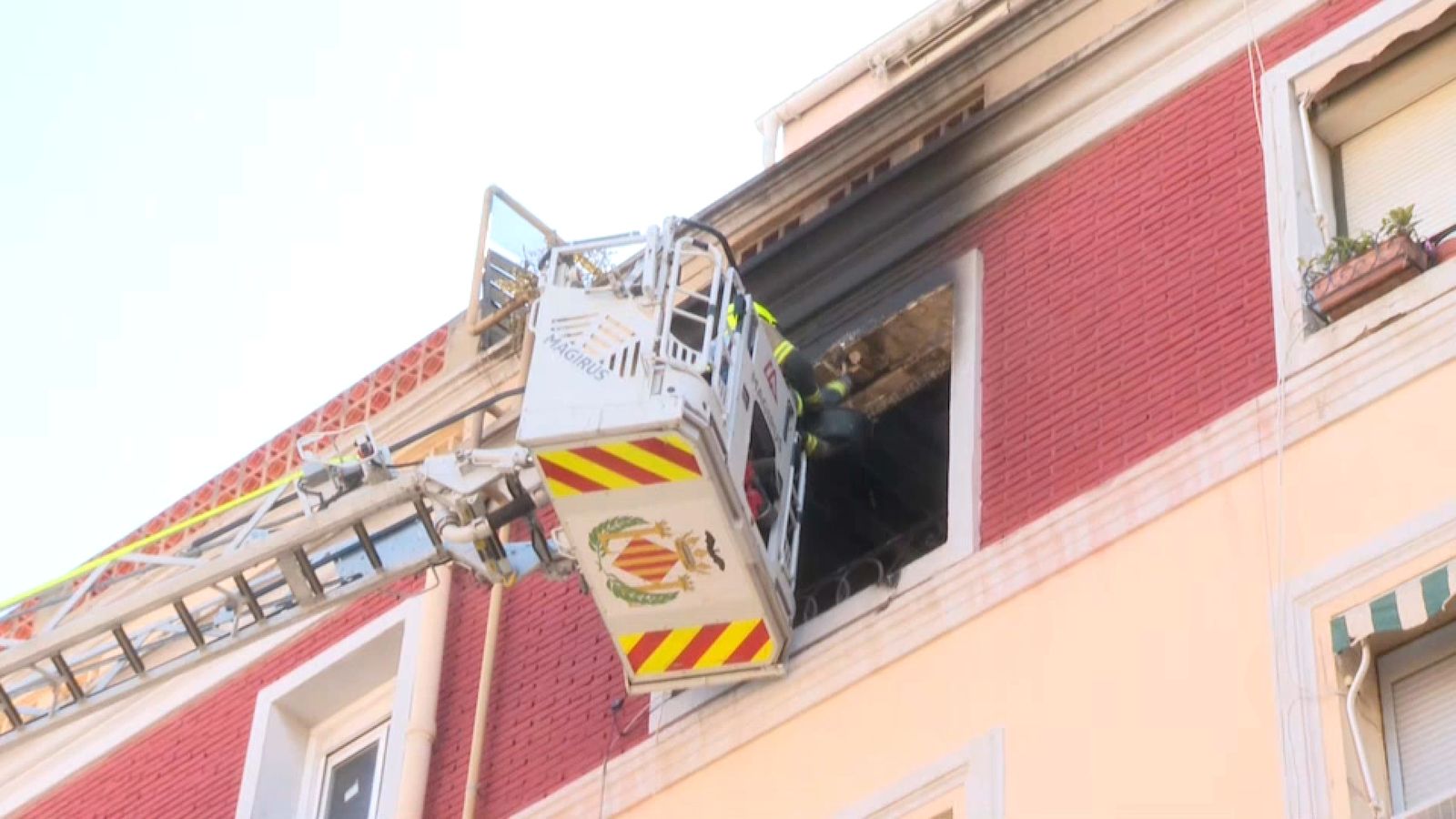 Els bombers de l'Ajuntament de València treballen en l'edifici incendiat
