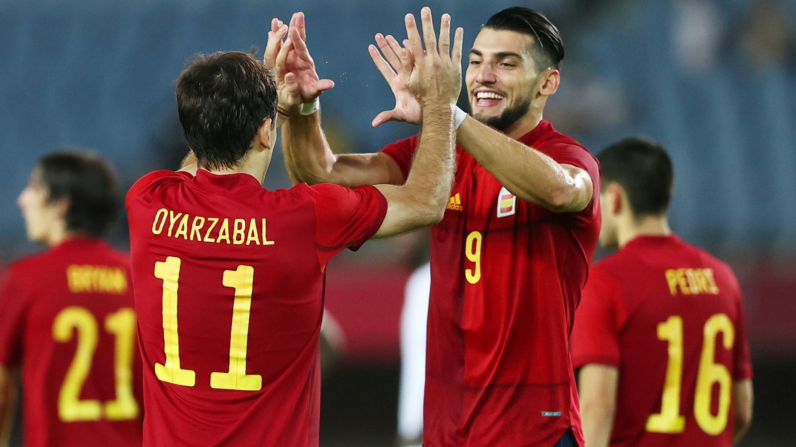Rafa Mir i Mikel Oyarzabal celebren un gol d'Espanya
