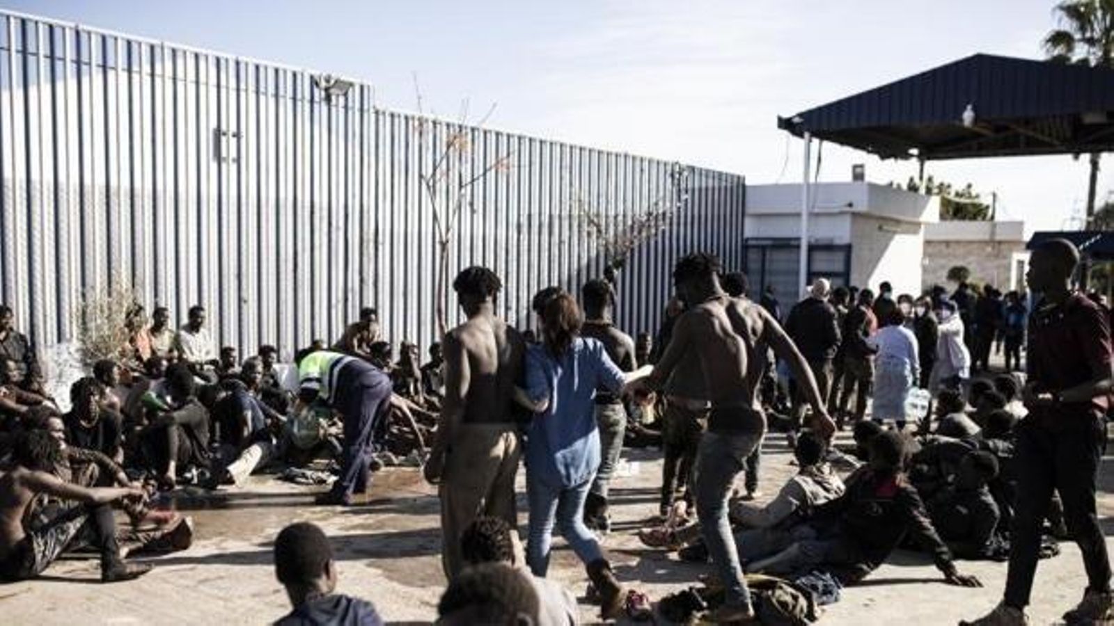 Voluntaris atenen immigrants subsaharians aquest dimecres després d'un salt massiu a Melilla