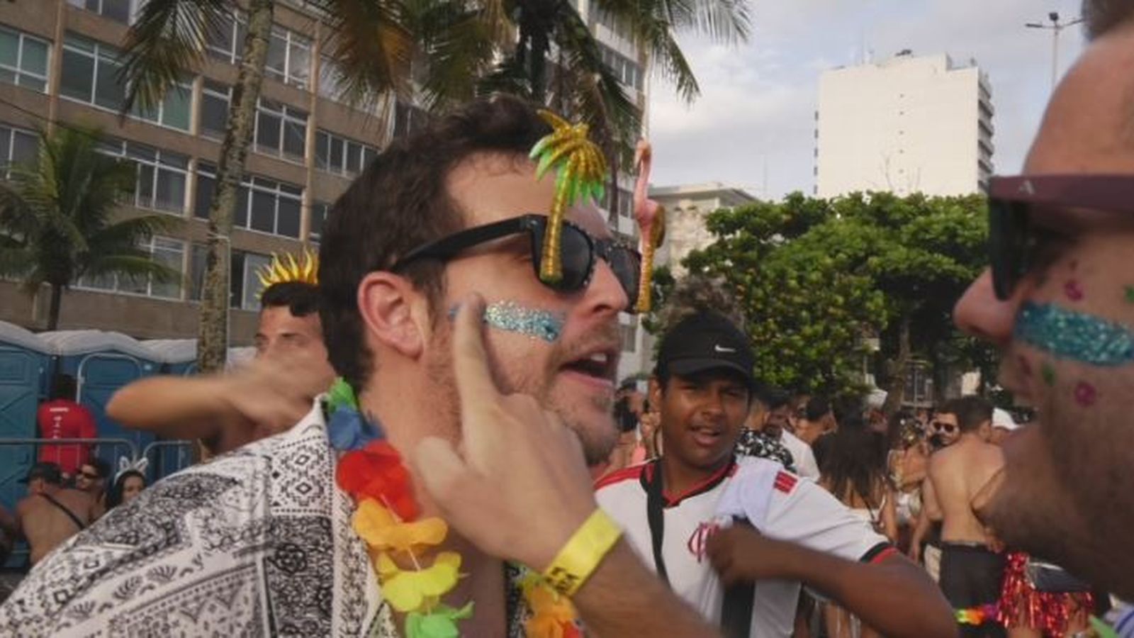 1. Ismael veí d'Oliva maquillant a Lluís