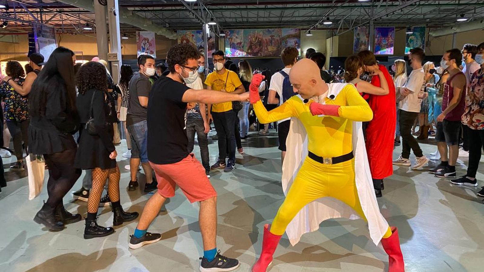 Un grup de joves gaudeixen de la dècima edició del Saló del Manga